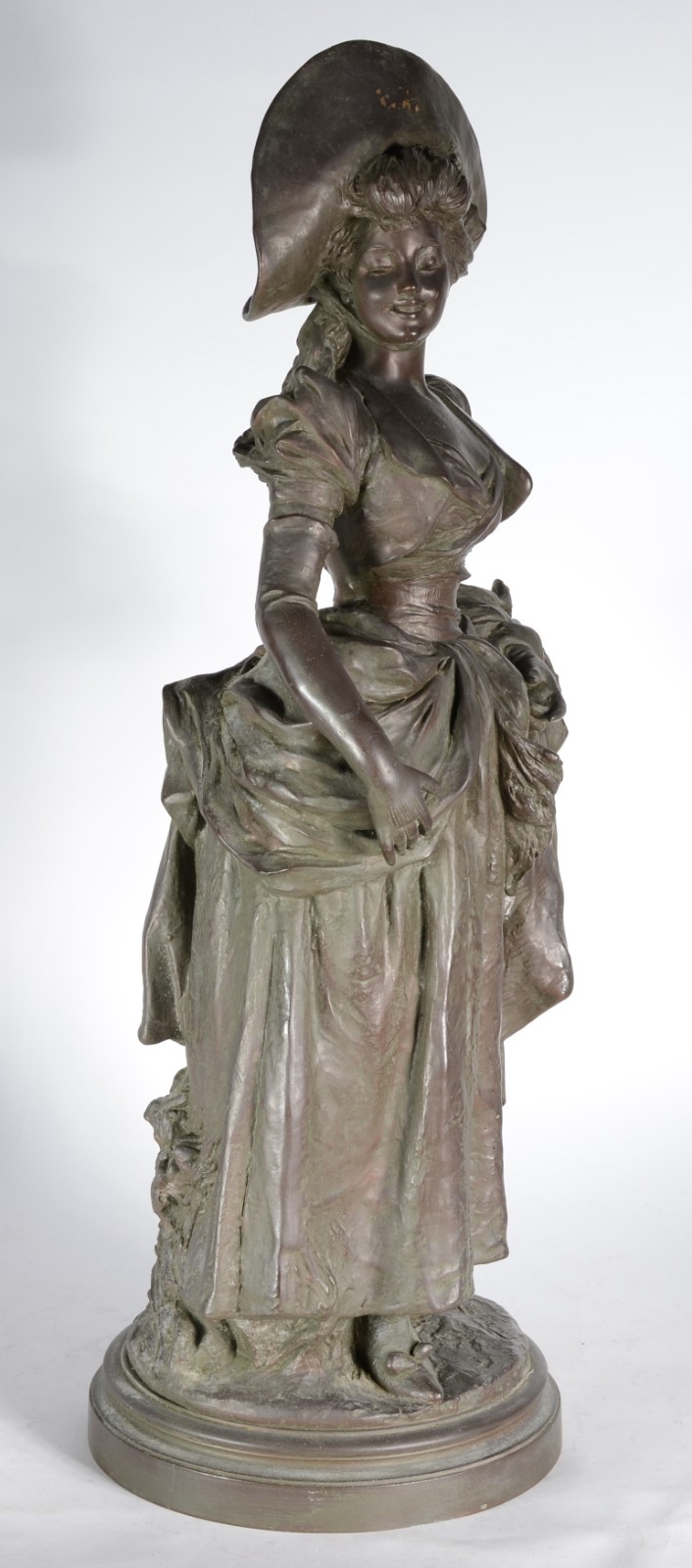 Escultura de petit bronze representando Dama com chapéu e cesta... - foto 3 de 8
