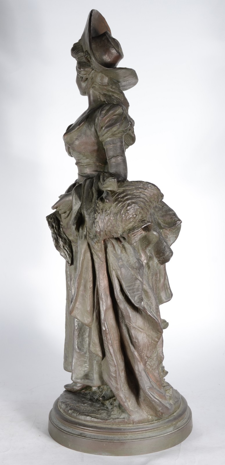 Escultura de petit bronze representando Dama com chapéu e cesta... - foto 5 de 8