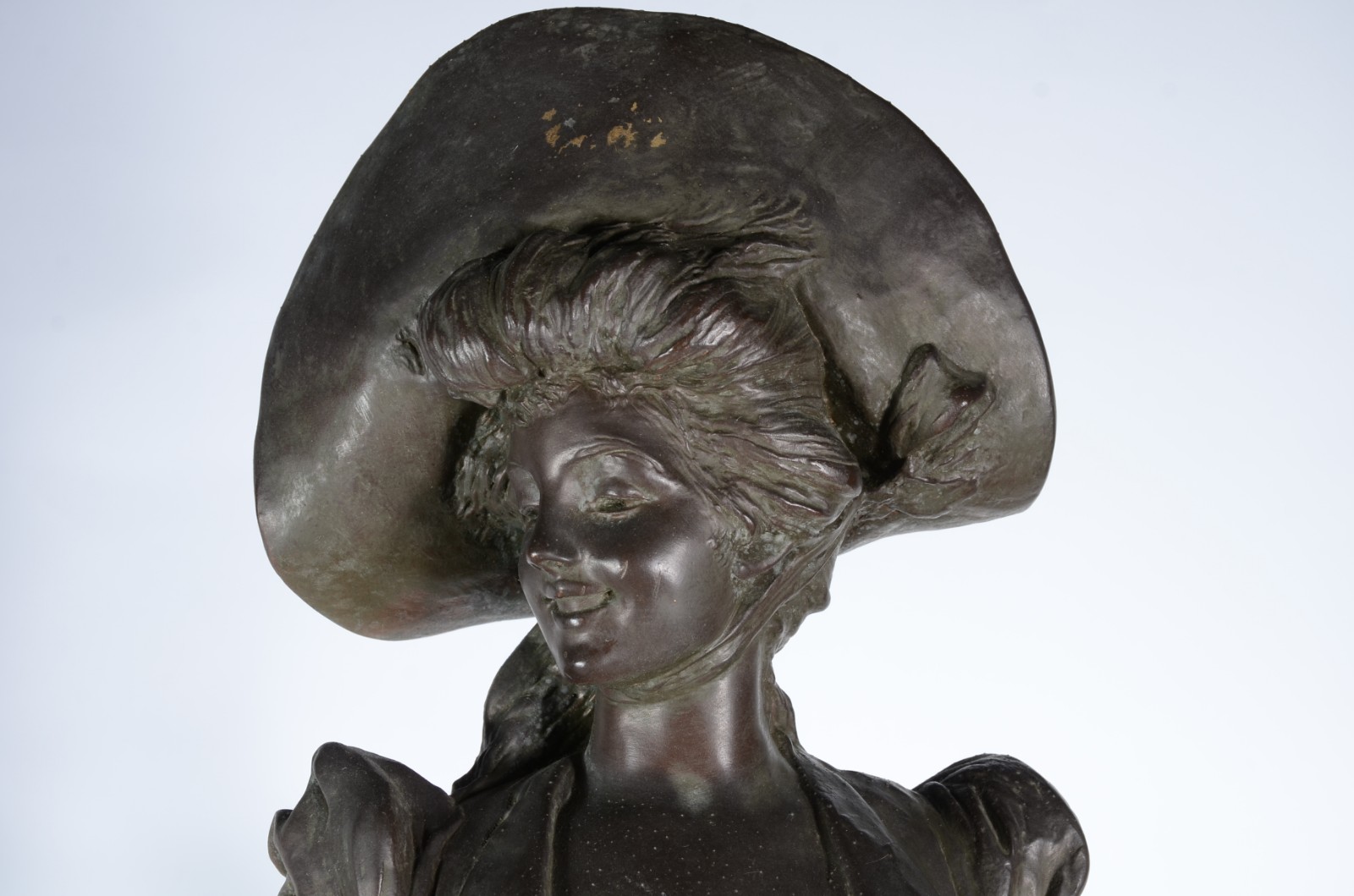 Escultura de petit bronze representando Dama com chapéu e cesta... - foto 7 de 8