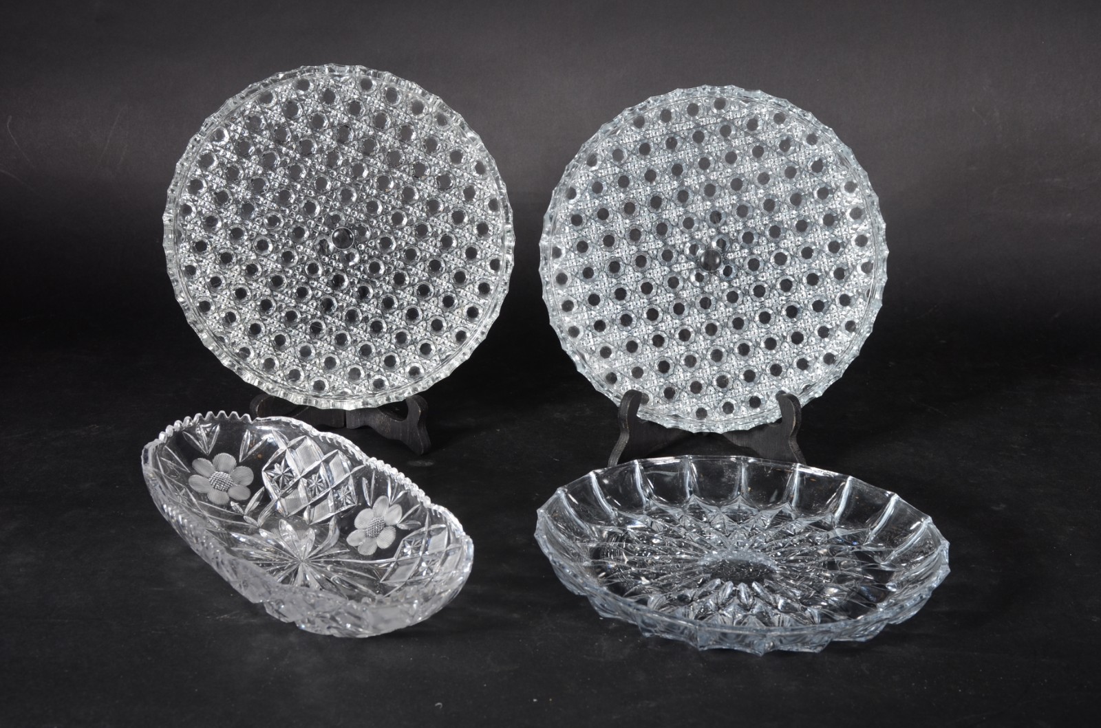 Quatro pratos diversos de cristal lapidado. - foto 1 de 6