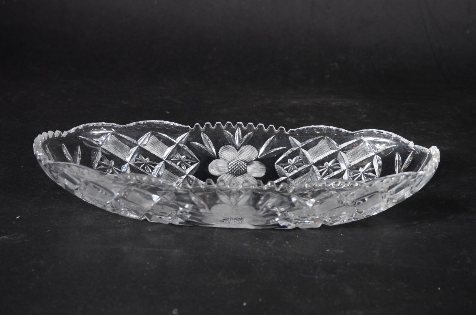 Quatro pratos diversos de cristal lapidado. - foto 4 de 6