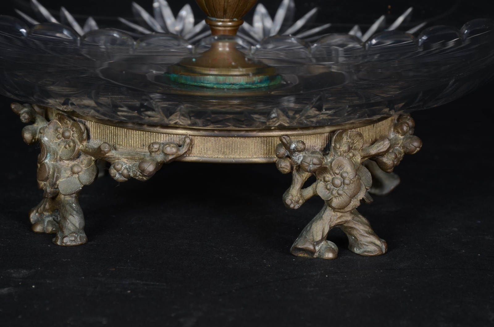 Fruteira/floreira com base de bronze trabalhado com flores em relevo... - foto 4 de 6