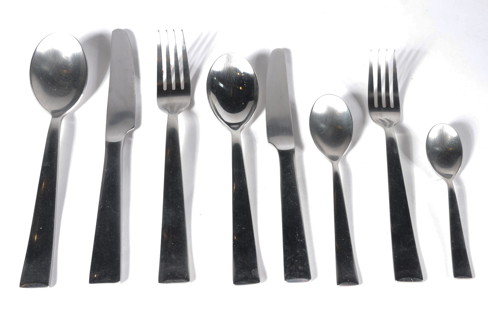 Faqueiro de aço inox "Spicy", composto de: 12 garfos, 12 colheres, 12... - foto 2 de 8