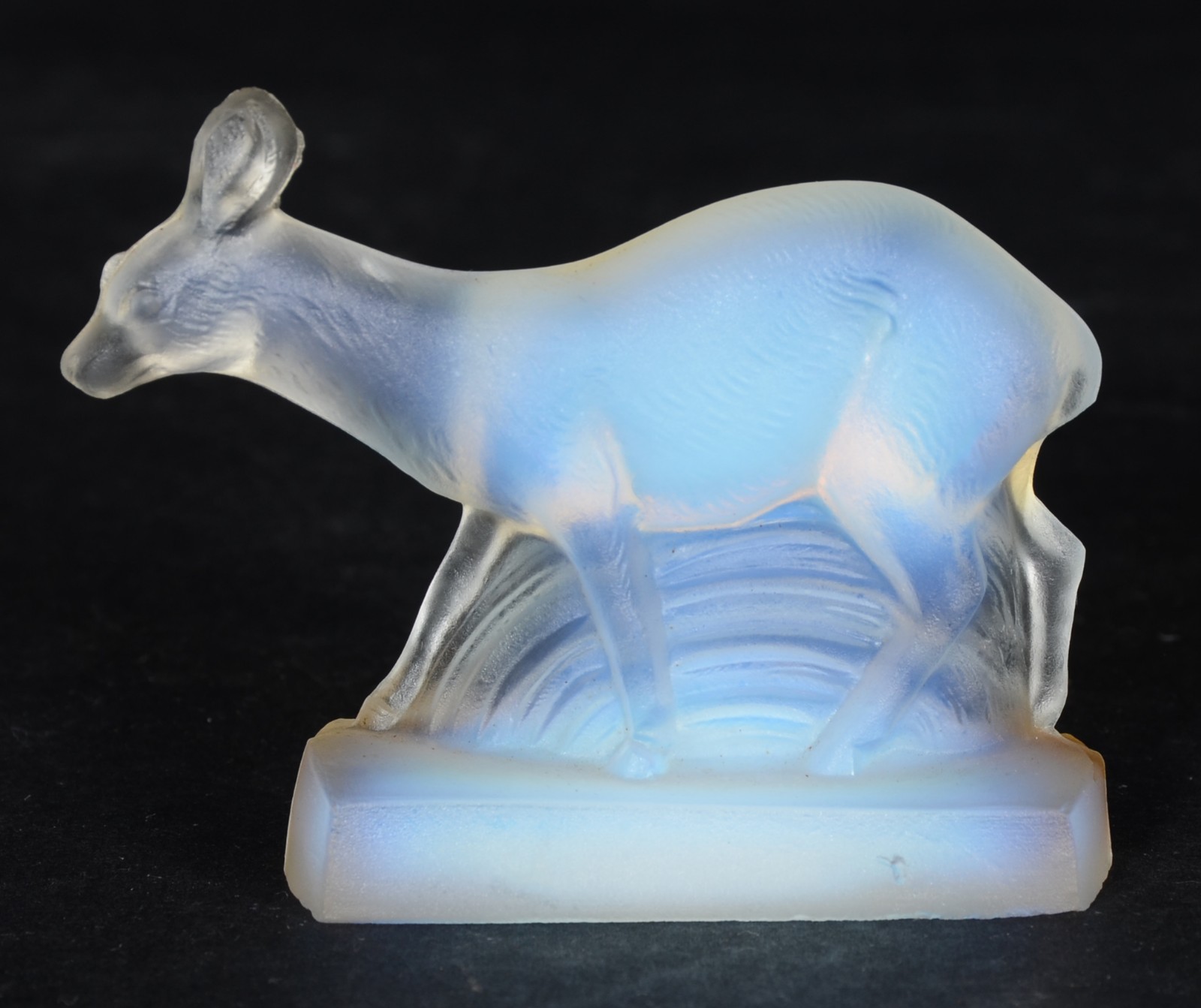 Pequena escultura francesa de cristal opalescente representando... - foto 2 de 7