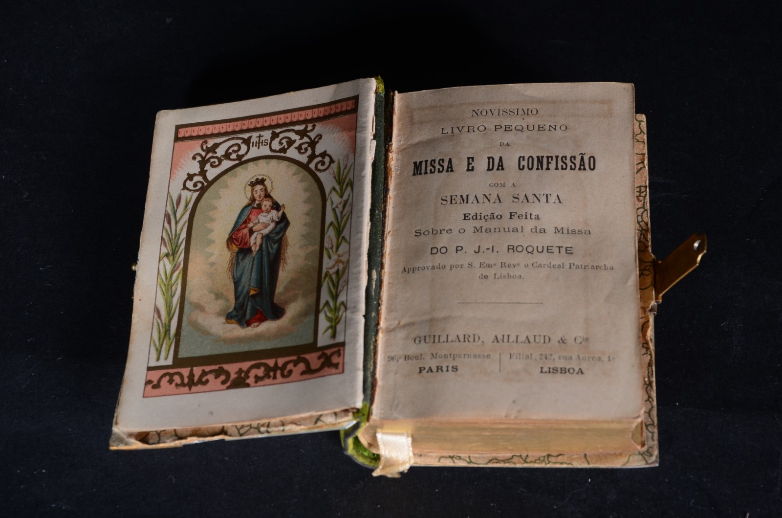 Diversas peças sacras, sendo: 2 antigos missais e 3 terços com... - foto 2 de 6