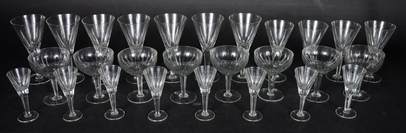 Serviço de cristal lapidado, composto de: 7 taças para vinho tinto, 4... - foto 1 de 4