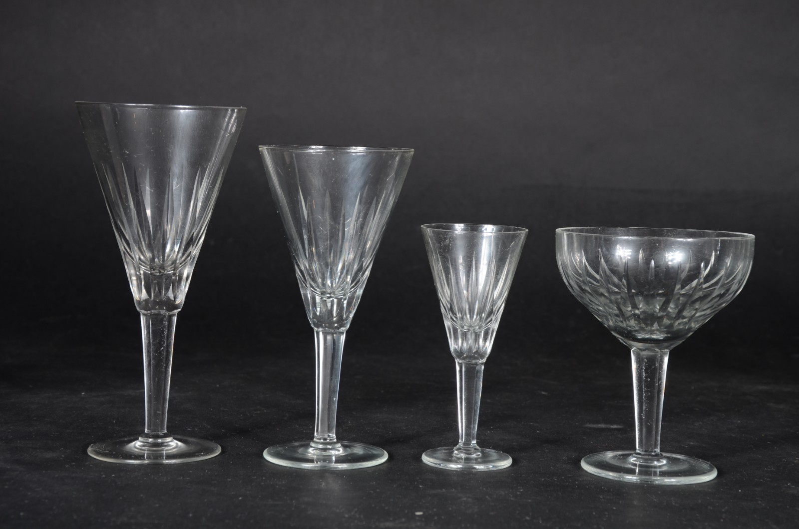 Serviço de cristal lapidado, composto de: 7 taças para vinho tinto, 4... - foto 2 de 4