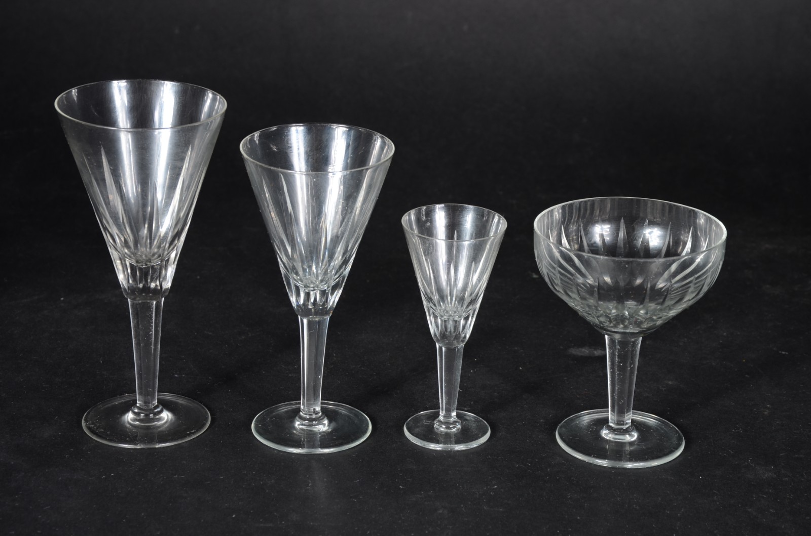 Serviço de cristal lapidado, composto de: 7 taças para vinho tinto, 4... - foto 3 de 4