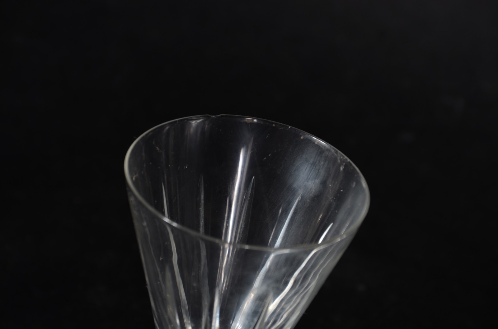 Serviço de cristal lapidado, composto de: 7 taças para vinho tinto, 4... - foto 4 de 4