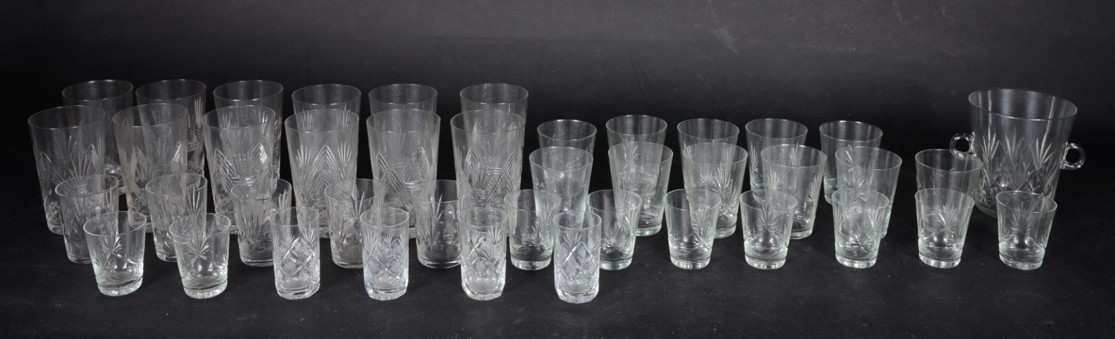 Lote com diversos copos de cristal lapidado, sendo: 12 copos longos... - foto 1 de 4