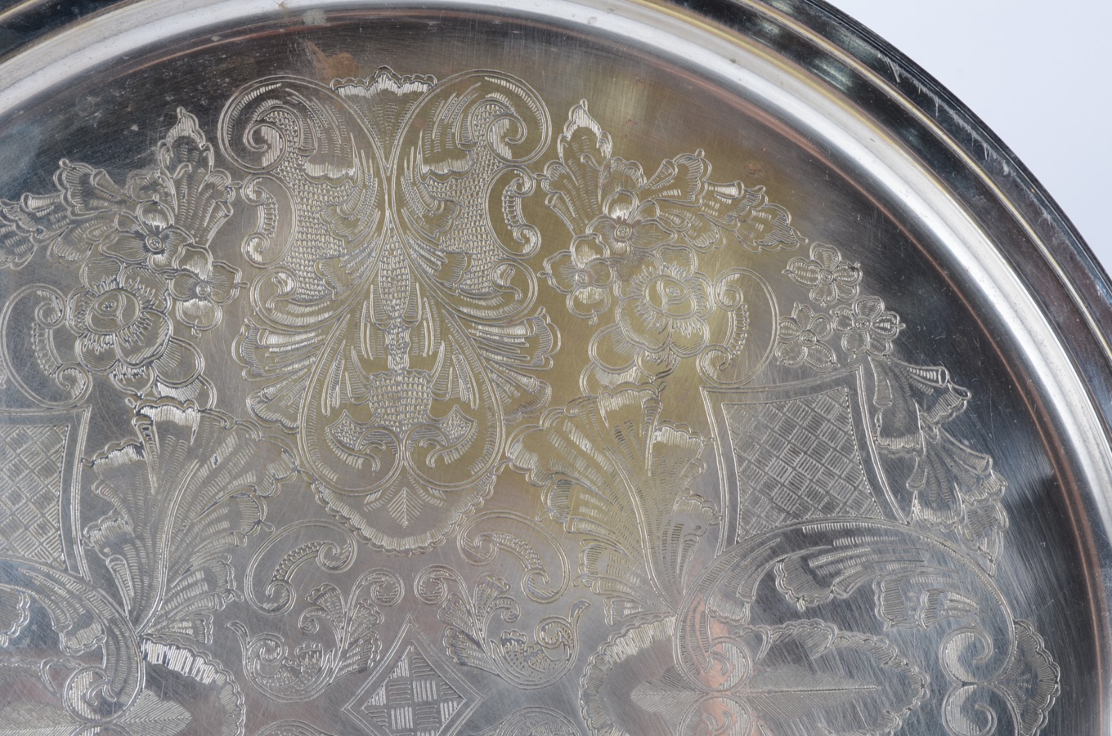 Bandeja com alças de metal prateado. Desgastes. - foto 4 de 4