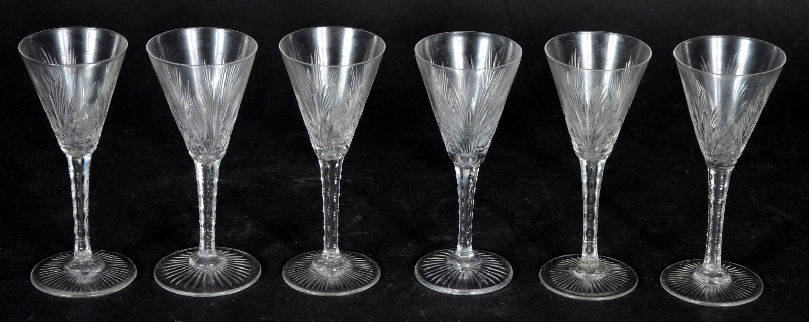 Conjunto com 6 taças para licor de cristal lapidado. - foto 2 de 3