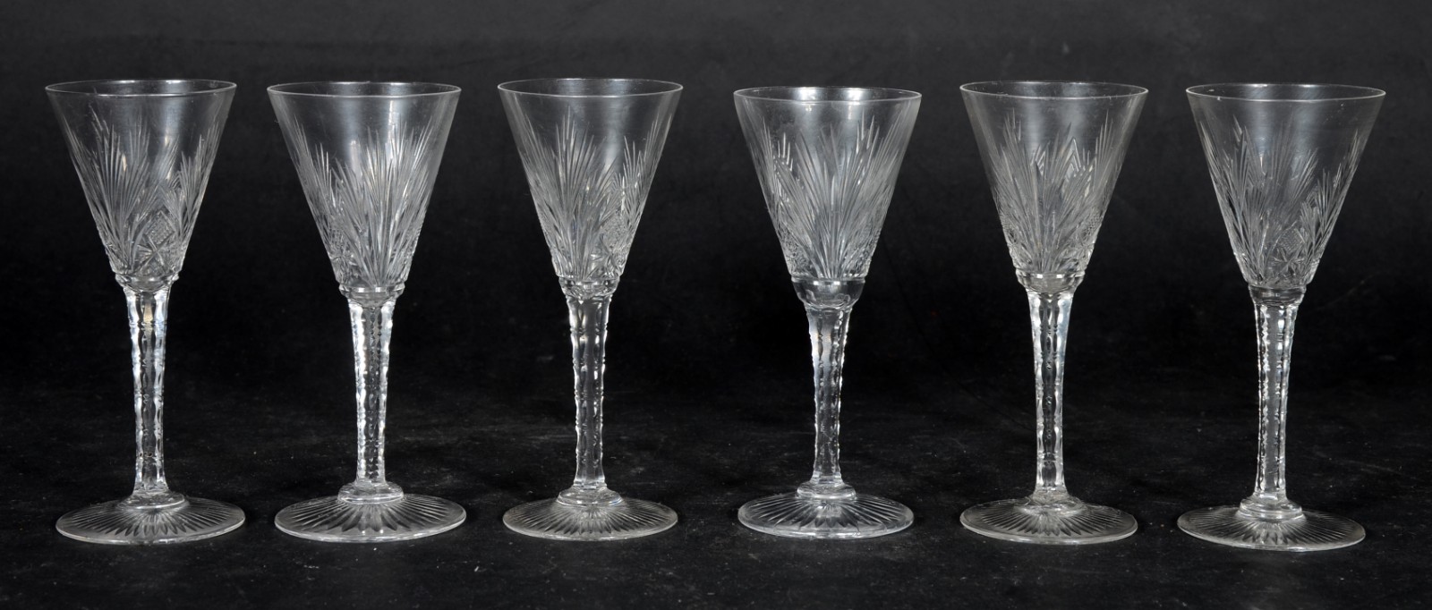 Conjunto com 6 taças para licor de cristal lapidado. - foto 1 de 3