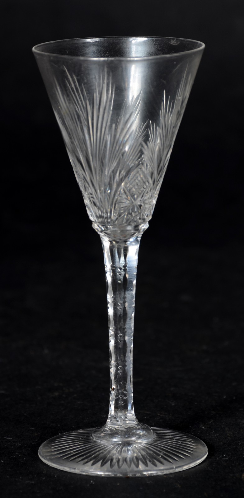 Conjunto com 6 taças para licor de cristal lapidado. - foto 3 de 3