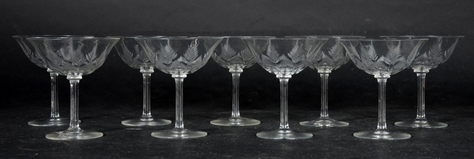 Conjunto com 10 taças para champagne de cristal lapidado. Uma bicada. - foto 1 de 2