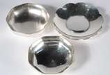 Diversas peças de metal, sendo: jarra, paliteir... - Diversas peças de metal, sendo: jarra, paliteiro com figura de anjo, bowl, quatro pratinhos e presentoir com fundo espelhado. Total: 8 peças. De...