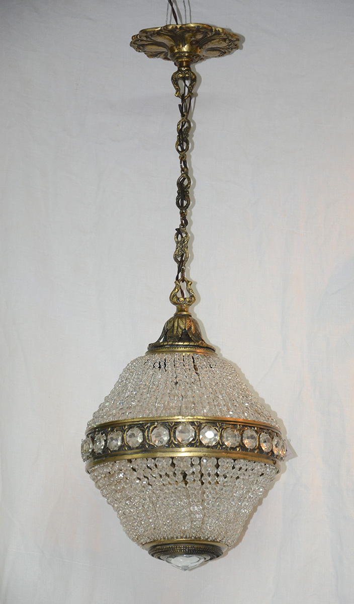 Luminária de metal dourado com contas de cristal. Altura 60 cm.