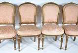 Conjunto com 4 cadeiras de madeira nobre patina... - Conjunto com 4 cadeiras de madeira nobre patinads de dourado, estilo frances, pernas frontais cilíndricas e frisadas, estofamento forrado com te...