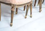 Conjunto com 4 cadeiras de madeira nobre patina... - Conjunto com 4 cadeiras de madeira nobre patinads de dourado, estilo frances, pernas frontais cilíndricas e frisadas, estofamento forrado com te...
