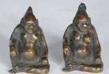 Par de pequenas esculturas eróticas de bronze r... - Par de pequenas esculturas eróticas de bronze representando "Casal oriental", onde na parte inferior das peças revela-se o sexo dos mesmos.