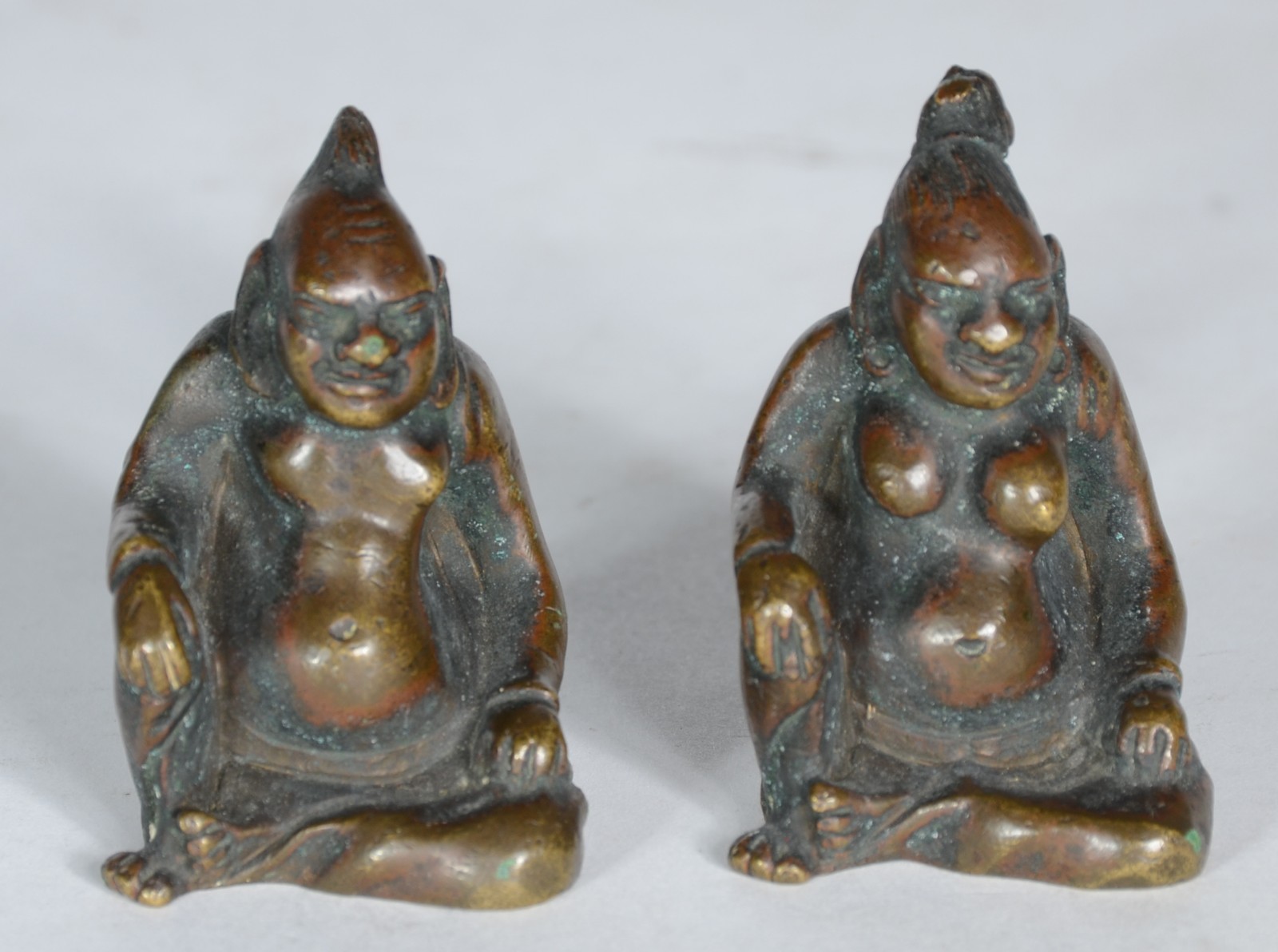 Par de pequenas esculturas eróticas de bronze representando "Casal... - foto 1 de 5