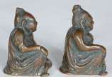 Par de pequenas esculturas eróticas de bronze r... - Par de pequenas esculturas eróticas de bronze representando "Casal oriental", onde na parte inferior das peças revela-se o sexo dos mesmos.