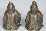 Par de pequenas esculturas eróticas de bronze r... - Par de pequenas esculturas eróticas de bronze representando "Casal oriental", onde na parte inferior das peças revela-se o sexo dos mesmos.