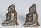 Par de pequenas esculturas eróticas de bronze r... - Par de pequenas esculturas eróticas de bronze representando "Casal oriental", onde na parte inferior das peças revela-se o sexo dos mesmos.
