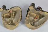Par de pequenas esculturas eróticas de bronze r... - Par de pequenas esculturas eróticas de bronze representando "Casal oriental", onde na parte inferior das peças revela-se o sexo dos mesmos.