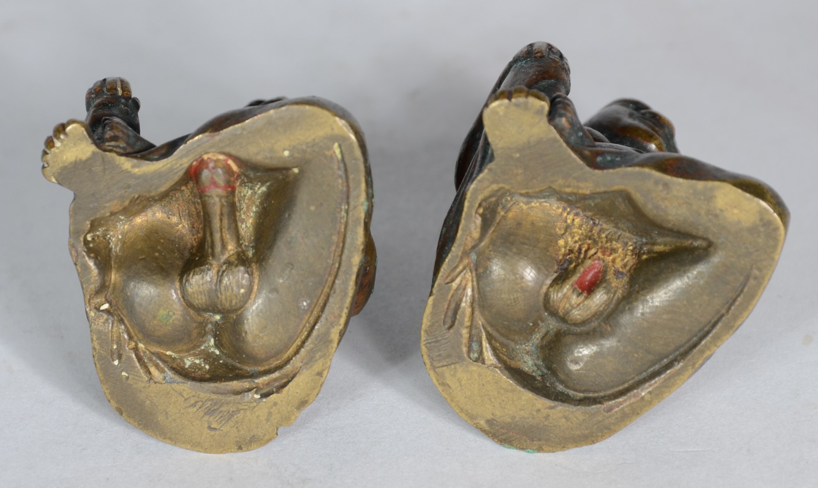 Par de pequenas esculturas eróticas de bronze representando "Casal... - foto 5 de 5