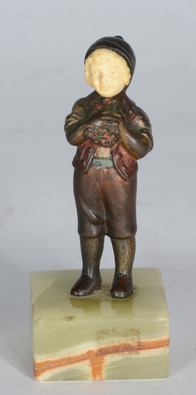 Escultura de bronze representando menino com rosto de marfim, base de... - foto 1 de 6