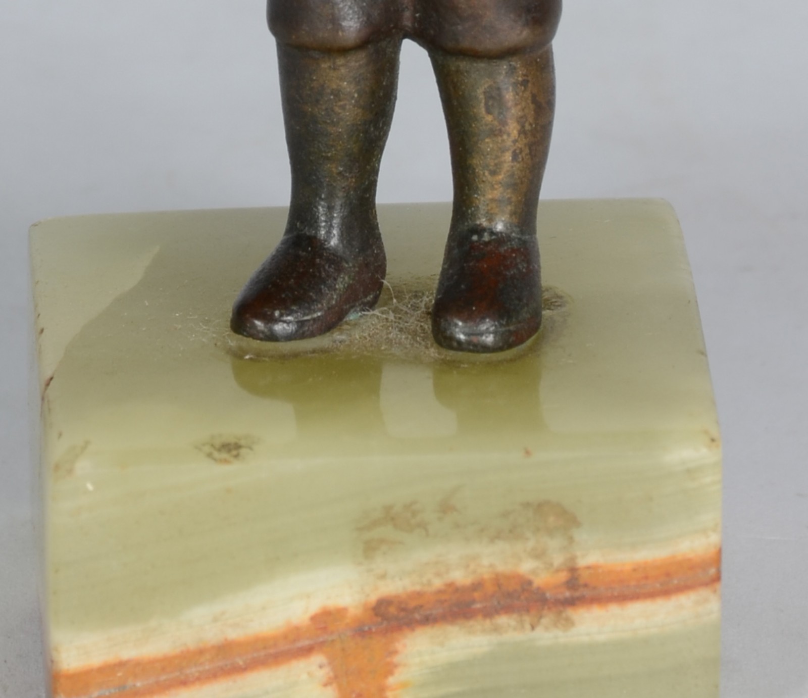 Escultura de bronze representando menino com rosto de marfim, base de... - foto 2 de 6