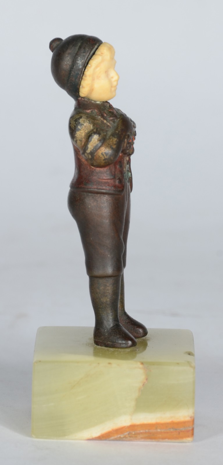 Escultura de bronze representando menino com rosto de marfim, base de... - foto 3 de 6