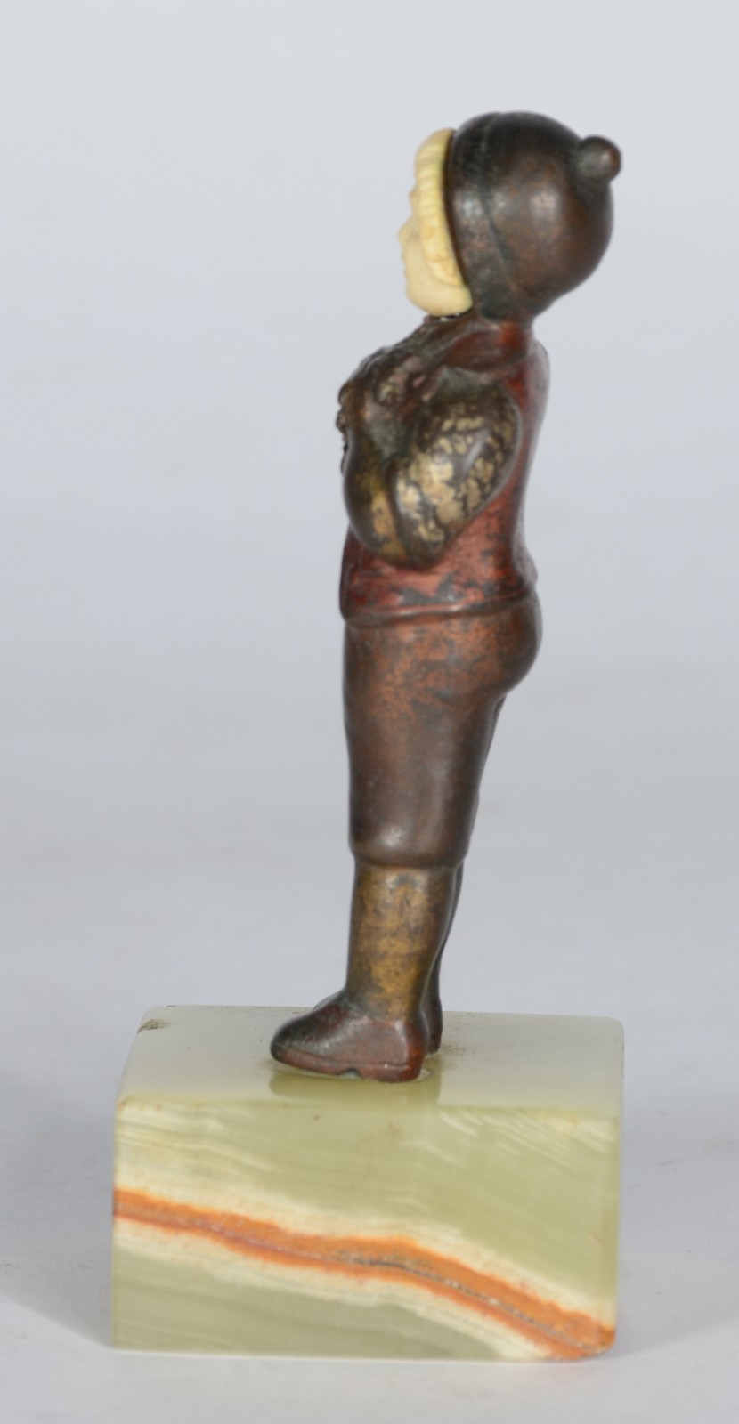 Escultura de bronze representando menino com rosto de marfim, base de... - foto 5 de 6