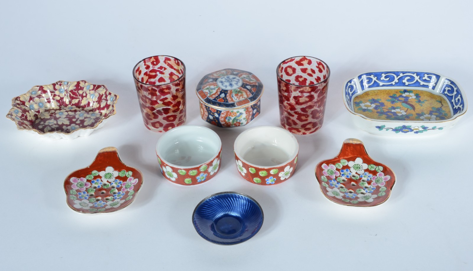 Diversas peças de porcelana, sendo: dois copos com estampas, caixa... - foto 1 de 11