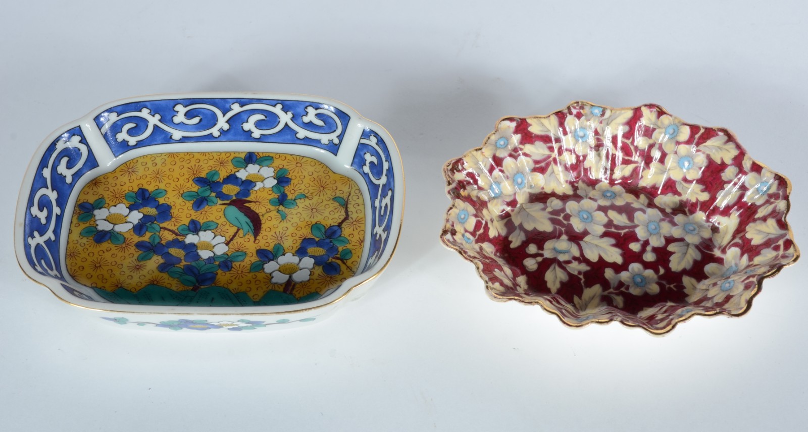 Diversas peças de porcelana, sendo: dois copos com estampas, caixa... - foto 2 de 11