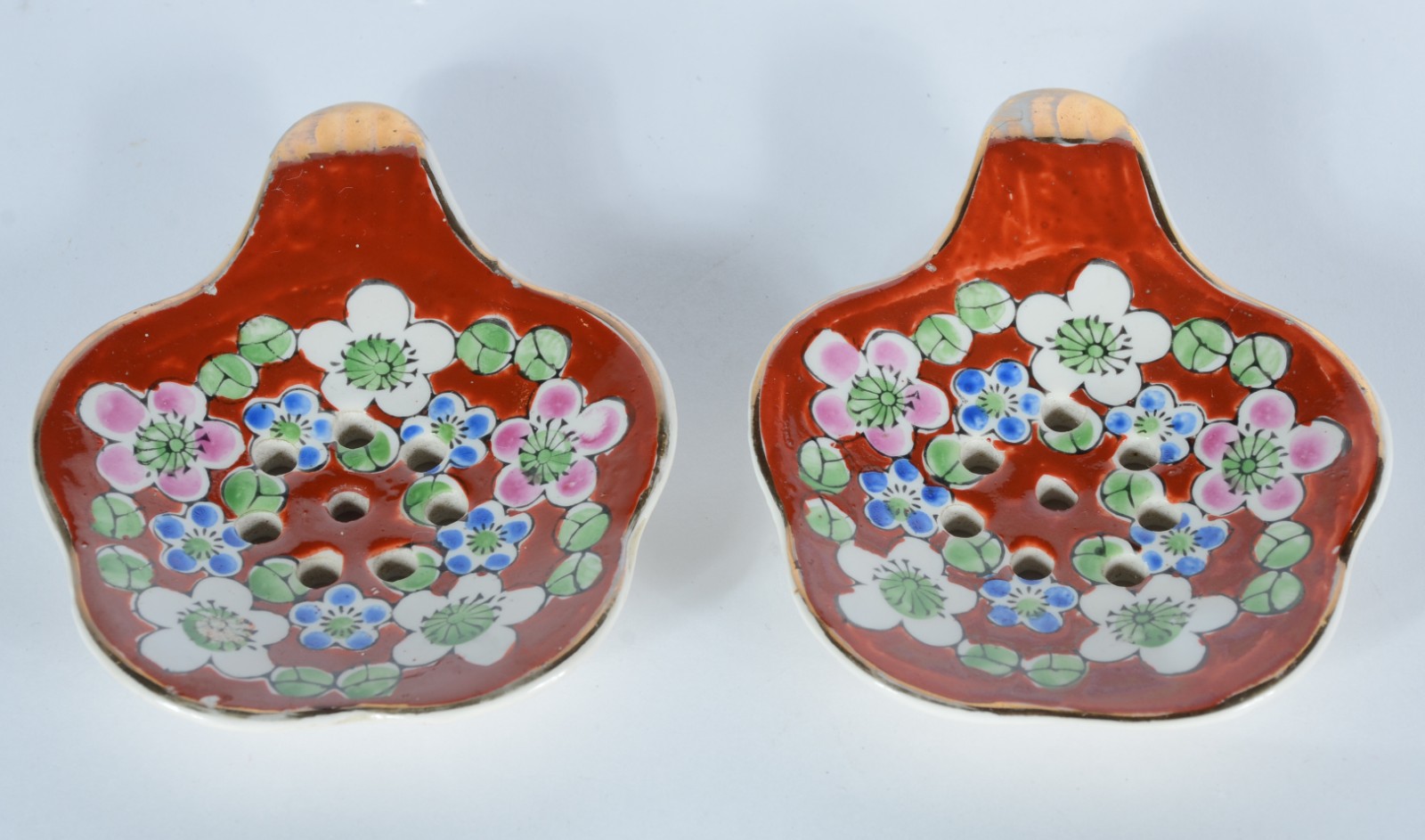 Diversas peças de porcelana, sendo: dois copos com estampas, caixa... - foto 4 de 11