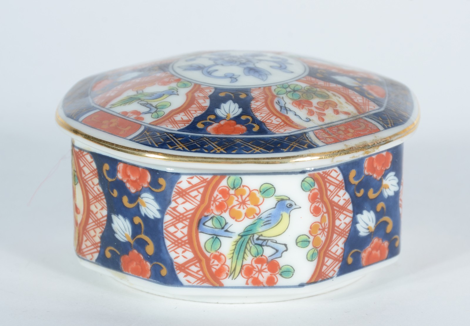 Diversas peças de porcelana, sendo: dois copos com estampas, caixa... - foto 6 de 11