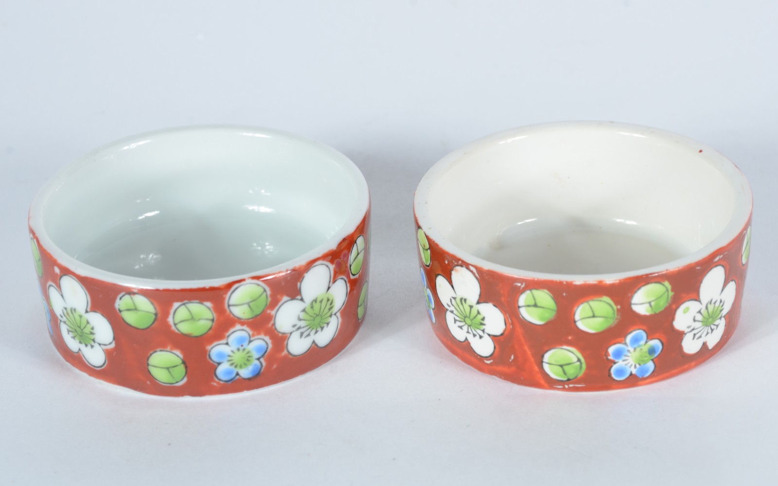Diversas peças de porcelana, sendo: dois copos com estampas, caixa... - foto 7 de 11