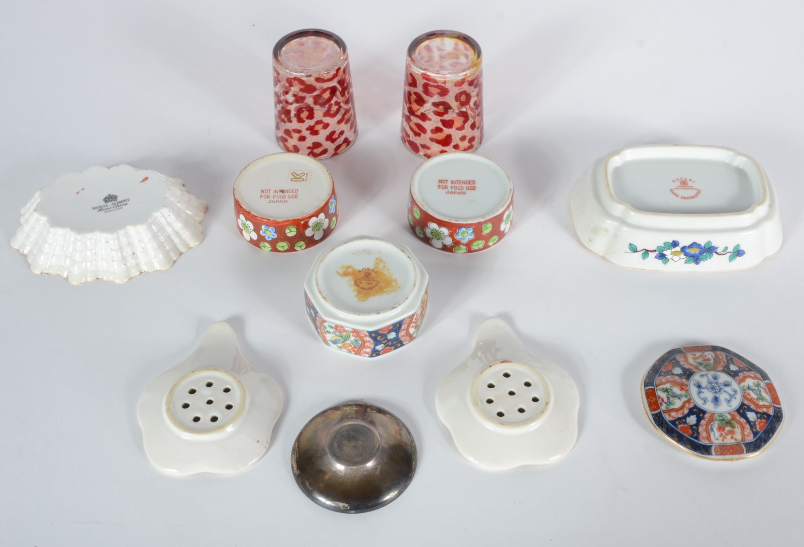 Diversas peças de porcelana, sendo: dois copos com estampas, caixa... - foto 8 de 11