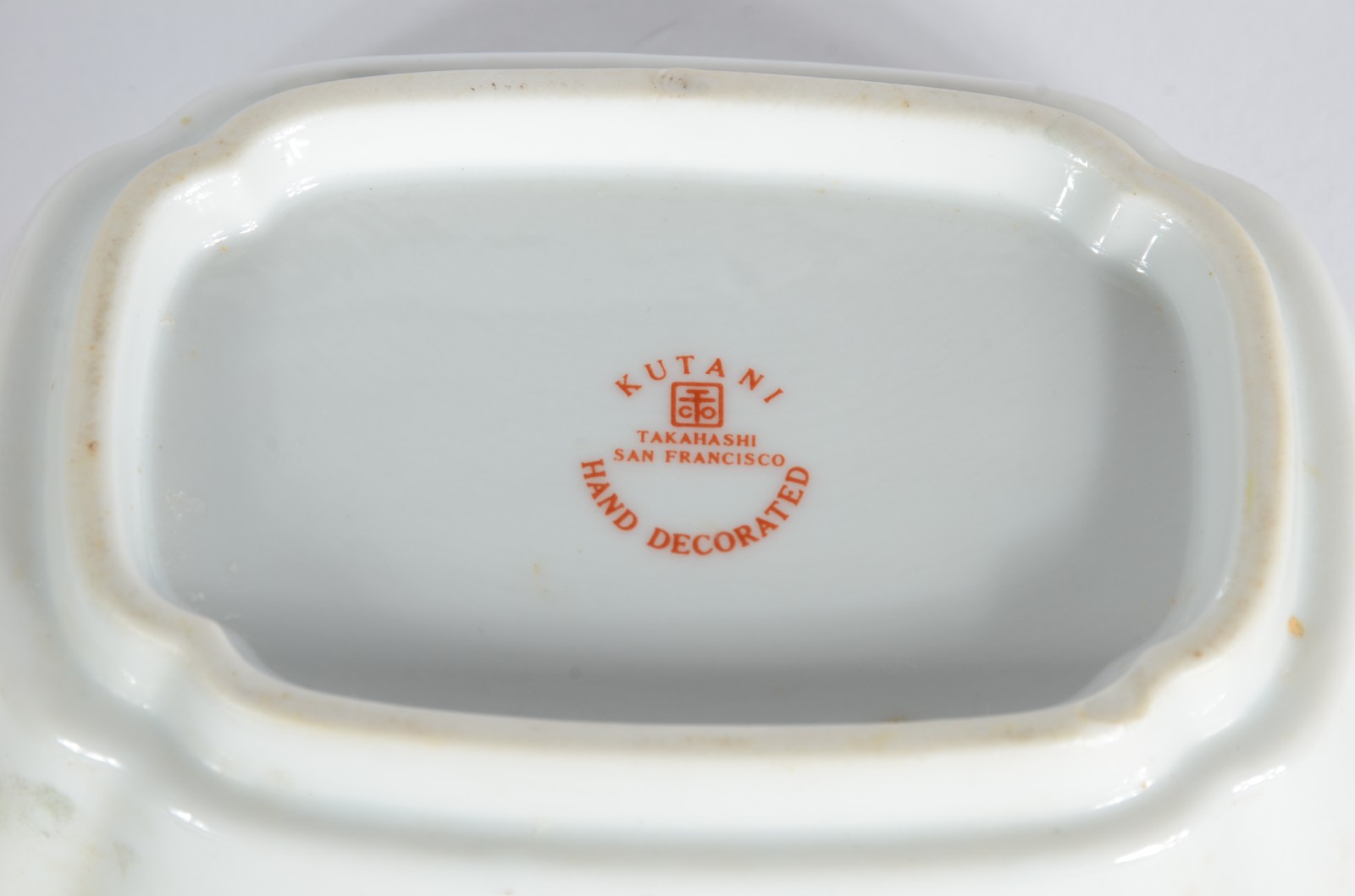 Diversas peças de porcelana, sendo: dois copos com estampas, caixa... - foto 9 de 11