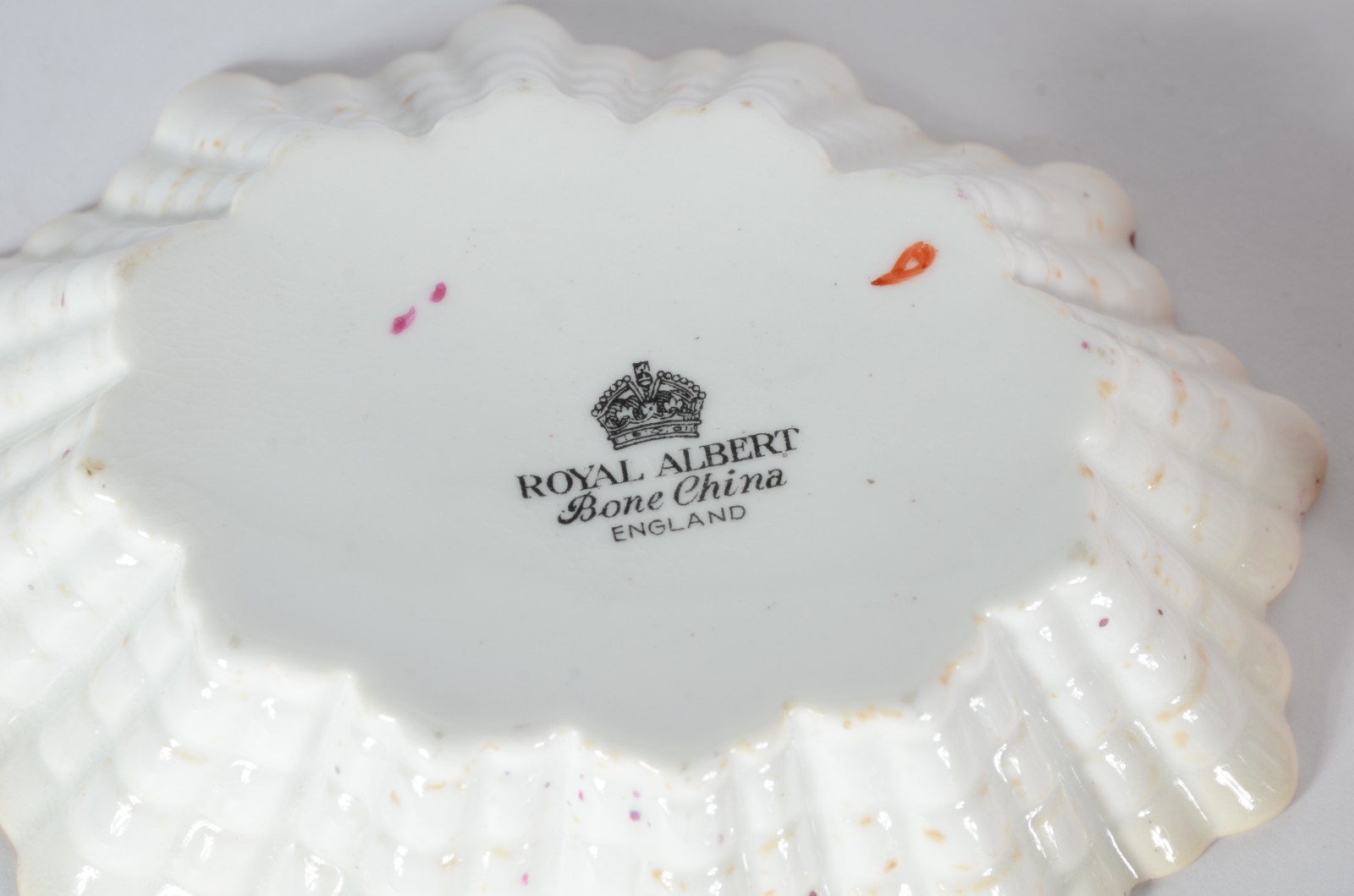 Diversas peças de porcelana, sendo: dois copos com estampas, caixa... - foto 10 de 11