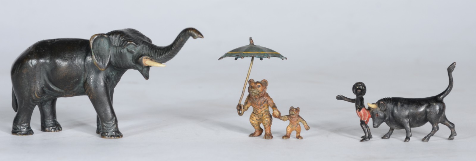 Três pequenas esculturas de bronze, sendo: elefante (uma presa... - foto 1 de 5