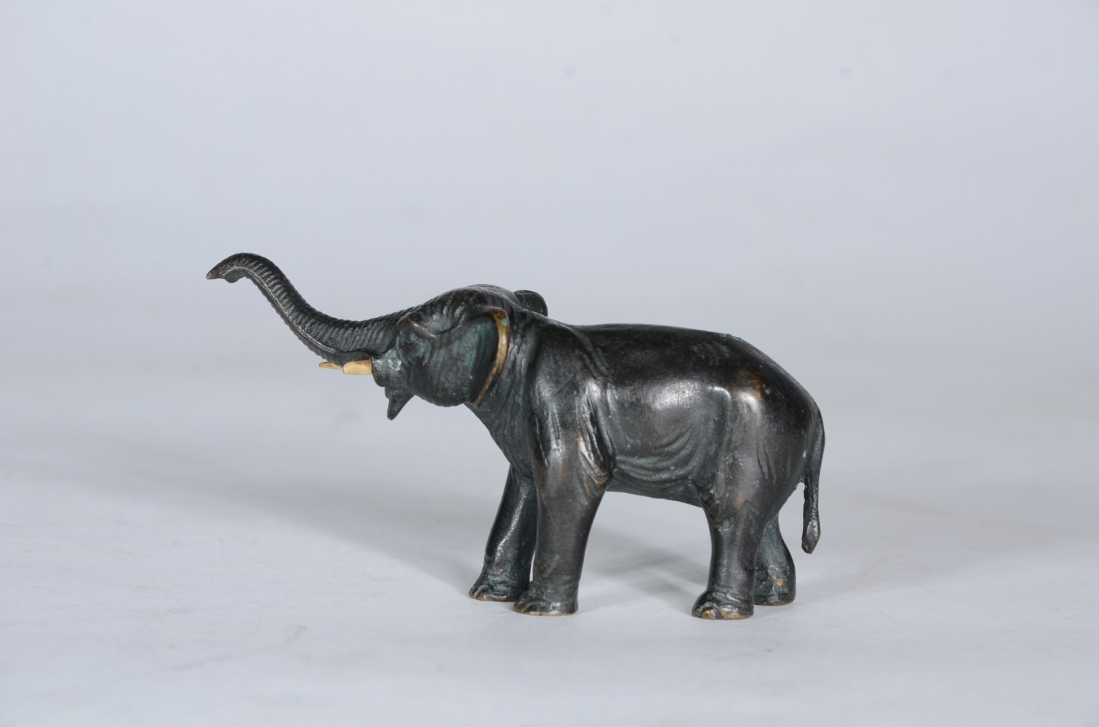 Três pequenas esculturas de bronze, sendo: elefante (uma presa... - foto 2 de 5