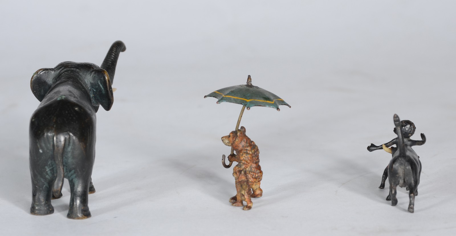 Três pequenas esculturas de bronze, sendo: elefante (uma presa... - foto 3 de 5