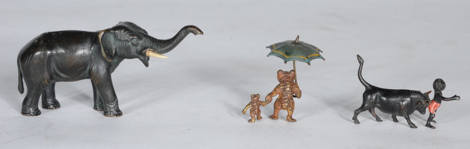 Três pequenas esculturas de bronze, sendo: elefante (uma presa... - foto 4 de 5