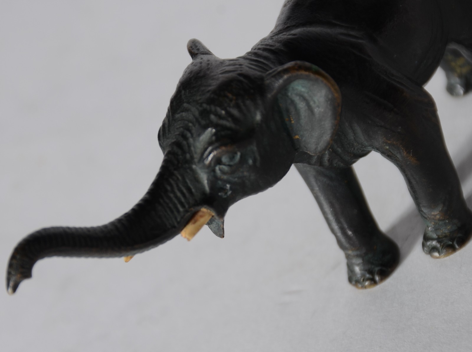 Três pequenas esculturas de bronze, sendo: elefante (uma presa... - foto 5 de 5