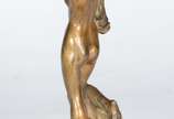 Franz Xaver Bergmann (1861-1936), Salomé - Escultura de bronze representando "Salomé" nua com os braços estendidos segurando a cabeça de João Batista em uma bandeja. Assinada N.Greb. Base de má