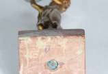 Franz Xaver Bergmann (1861-1936), Salomé - Escultura de bronze representando "Salomé" nua com os braços estendidos segurando a cabeça de João Batista em uma bandeja. Assinada N.Greb. Base de má