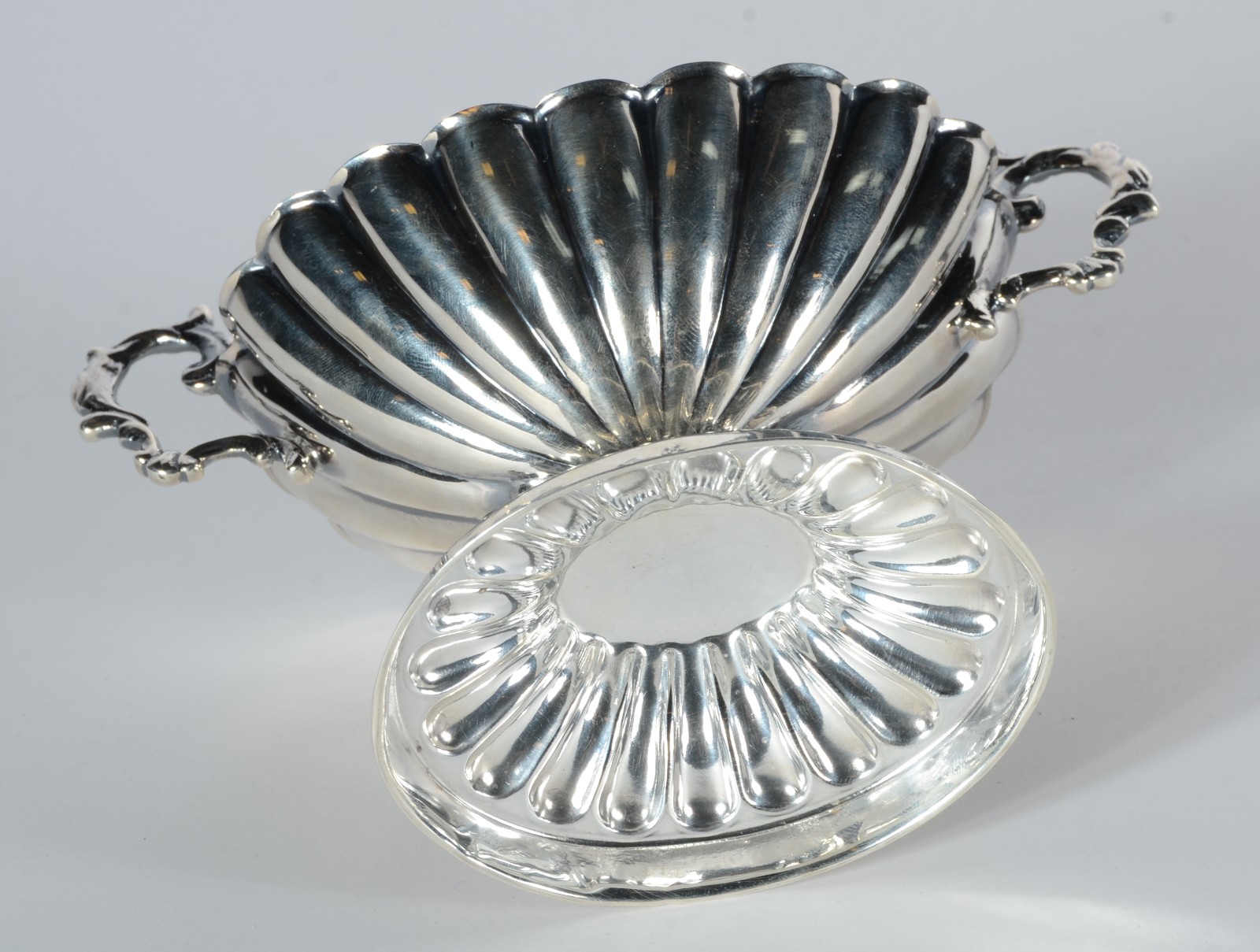 Pequeno bowl de prata contrastada com detalhes gomados, sustentado... - foto 3 de 4